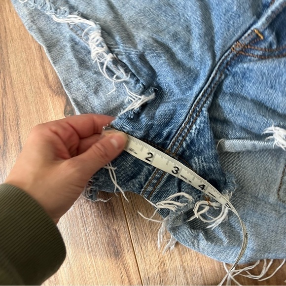 Levis High Rise Wedgie Short in Buena Vista Light - Picture 11 of 13